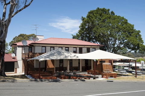 The Oaks Hotel - Dentists Australia 0