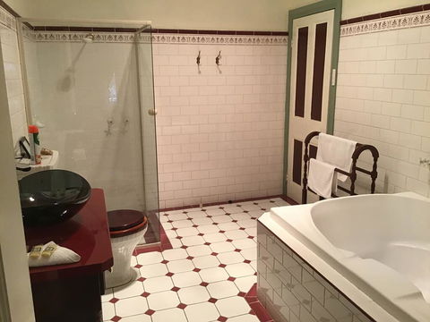 The Olde Devonshire House - Dentist Find 3