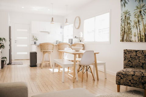 The Palms - Stylish, Modern And Cute As A Button - Dentist Find 0