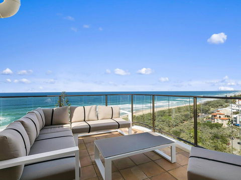 The Penthouse @ Point Cartwright - INSTANT HOTEL WINNER 2019 - Dentist Find 3
