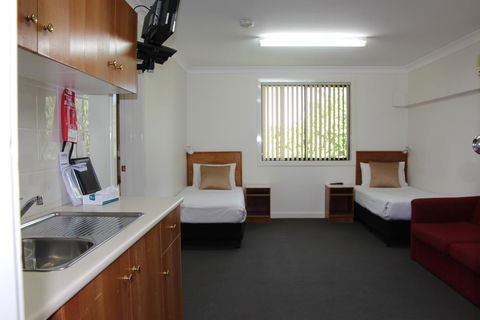 The Pioneer Way Motel - Dentist Find 3