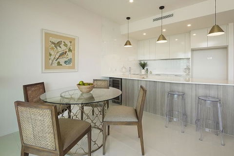 The Princess Bride - Executive 3BR Bulimba Apartment With Balcony In Central Location - Dentist Find 2