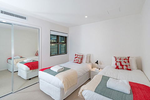 The Princess Bride - Executive 3BR Bulimba Apartment With Balcony In Central Location - Dentist Find 1