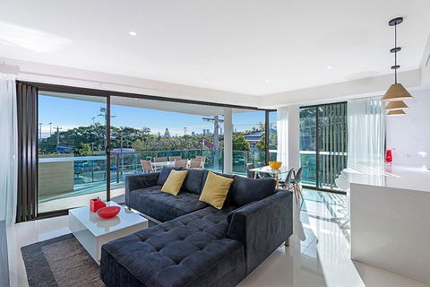 The Princess Of Bulimba - Executive 3BR Bulimba Apartment With Large Balcony Next To Oxford St - Dentist Find 0