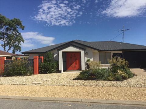 The Red Door - Dentist Find 0