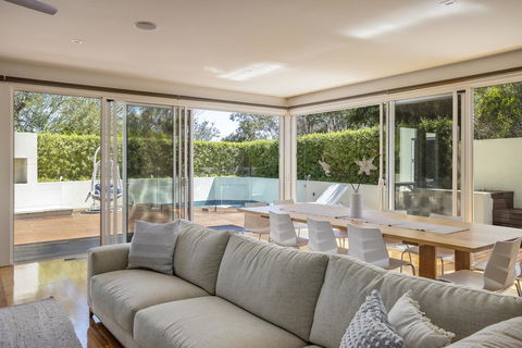 The Sanctuary: Stunning. Hot Tub Spa + Linen - Dentist Find 3
