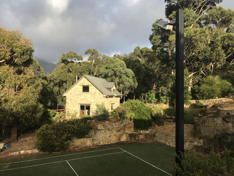 The Stone Cottage (with Tennis Court) - Dentist Find 2