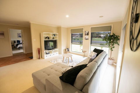 The Tinnock Entertainer Large & Comfy + Wifi - Dentist Find 1