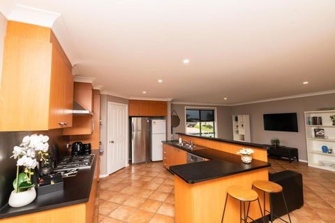 The Tinnock Entertainer Large & Comfy + Wifi - Dentist Find 3
