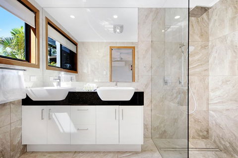 THE VIEW, TUGUN - 4 Bedrooms - Sea Views - Private Heated Pool - Dentists Australia 2