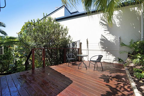 THE VIEW, TUGUN - 4 Bedrooms - Sea Views - Private Heated Pool - Dentists Australia 1
