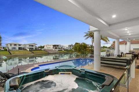 The White House GC Waterfront Home Cinema Jacuzzi Heated Pool - Dentist Search 3