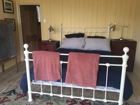 The Woolshed And Farmhouse Blue, Bruny Island - Dentist Find 2