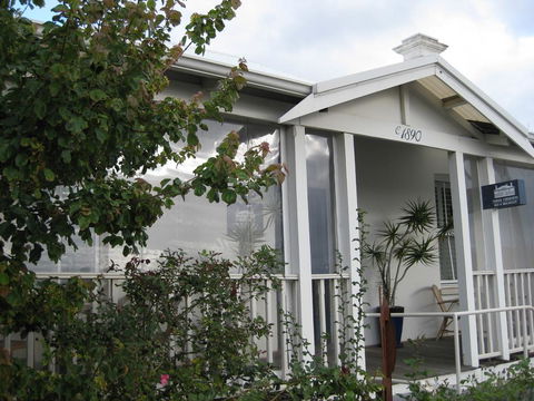 Three Chimneys Bed And Breakfast Boutique Guest House - Dentist Search 0