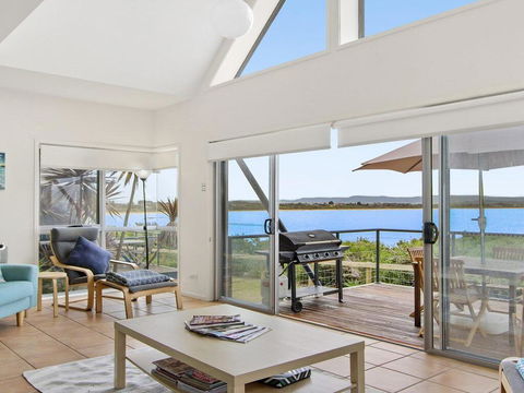 Tilbury Breeze - Ocean Views, Comfort And Style - Dentist Search 0