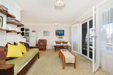 Toowoon Bay Beachside Unit, Unit 4 - Dentists Australia 2
