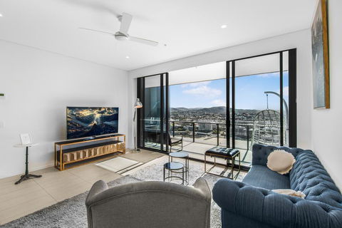 Top Floor 3 Bed Apartment With Million Dollar Views - Dentist Search 0