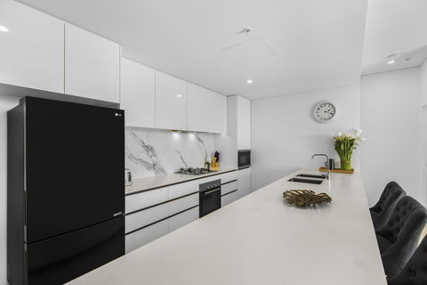 Top Floor 3 Bed Apartment With Million Dollar Views - Dentist Search 1