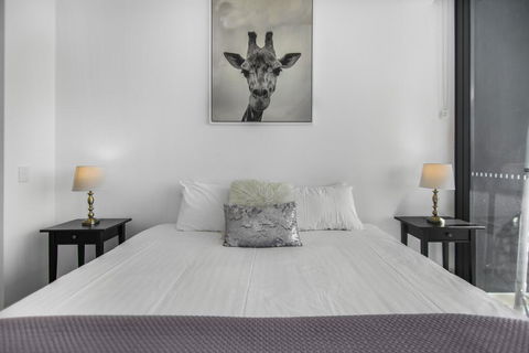 Top Floor 3 Bed Apartment With Million Dollar Views - Dentist Search 2