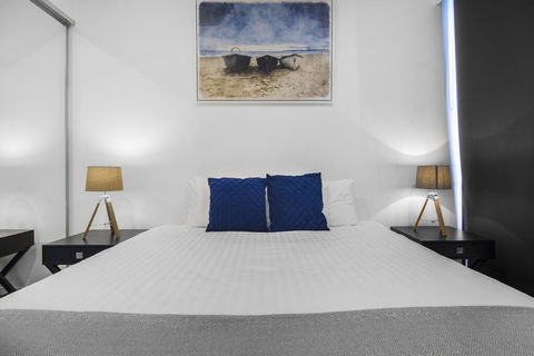Top Floor 3 Bed Apartment With Million Dollar Views - Dentist Search 3