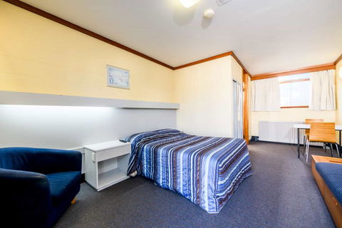 Top Of The Town Hotel Motel - Dentist Find 3