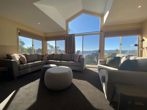 Torino 6 - Lake Jindabyne & Snowy Mountain Views - Dentist Search 2