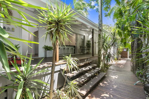 Tranquil & Tropical, Sunshine Beach - Dentist Find 2