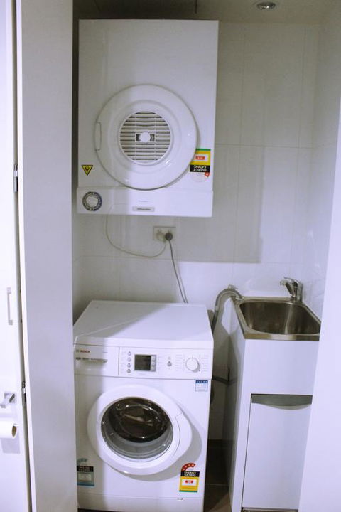 Tranquil, Relaxing Forrest Style Apartment - Braddon CBD - Dentist Find 3