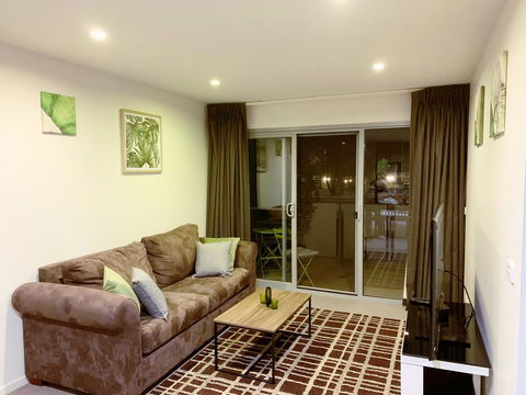 Tranquil, Relaxing Forrest Style Apartment - Braddon CBD - Dentist Find 0