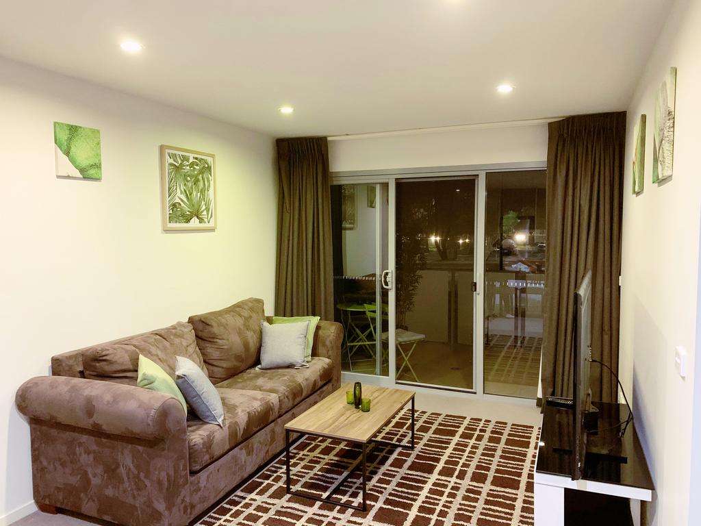 Tranquil Relaxing Forrest Style Apartment - Braddon CBD