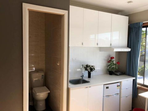 Traveler's Affordable Studio Unit (Beverly Hills) - Dentists Australia 0