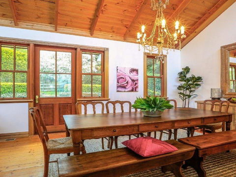 Treetops - Elegant, Inviting, Designer, Cedar Home - Dentist Find 3