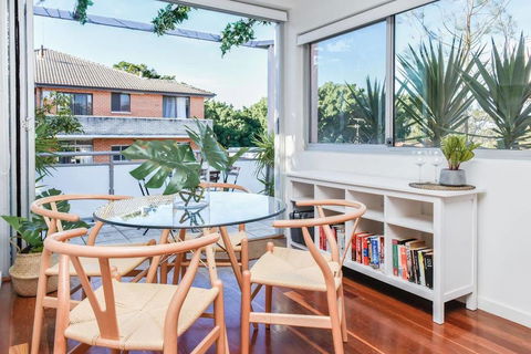 Trendy O'Brien In Bondi Beach - Dentist Find 0