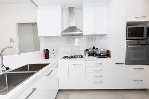 Trendy, Self Contained Inner City Apartment - Dentist Find 1