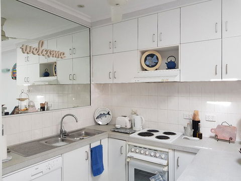 Trinity Beach POOLSIDE Apartment - Dentist Find 2