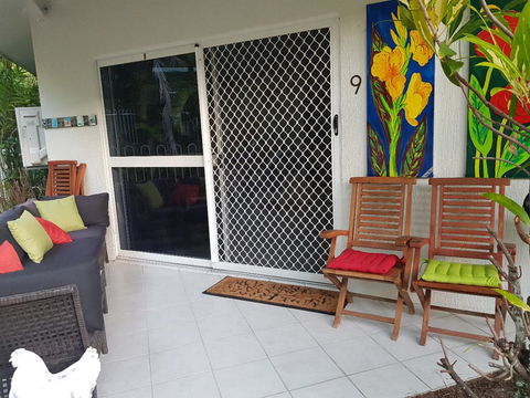 Trinity Beach POOLSIDE Apartment - Dentist Find 1