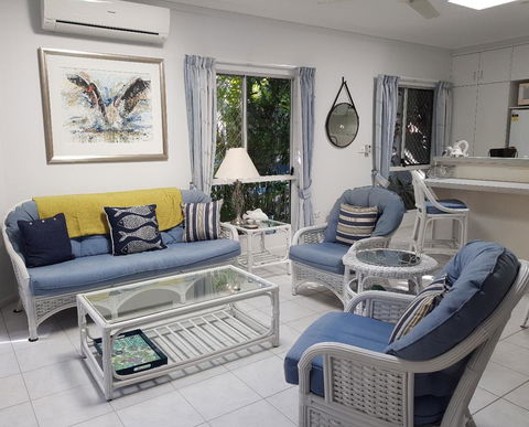 Trinity Beach POOLSIDE Apartment - Dentist Find 0
