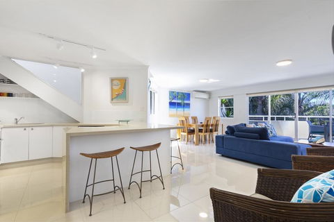 Tropical & Modern With Rooftop Terrace - Dentist Find 3