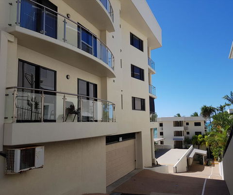 Trinity Beach Penthouse - Dentist Find 1