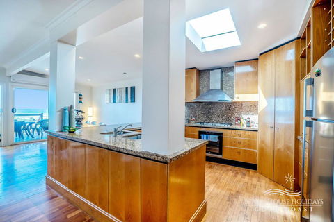True Beachfront Beach House - Dentist Search 3