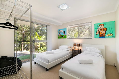 Tropical Townhouse With Two Courtyards And Pool - Dentist Search 2