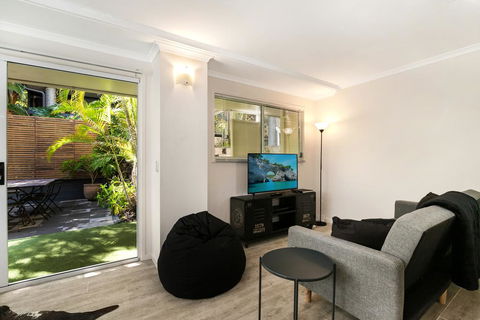 Tropical Townhouse With Two Courtyards And Pool - Dentist Search 0