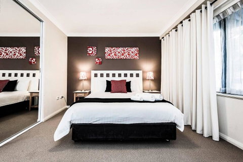 Two Bedroom Apt Next To Perth CBD With Parking. - Dentist Find 0