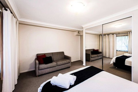 Two Bedroom Apt Next To Perth CBD With Parking. - Dentist Find 3