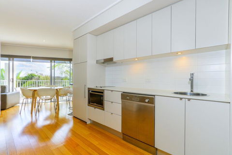 Two Bedroom Resort Apartment - Dentist Find 3