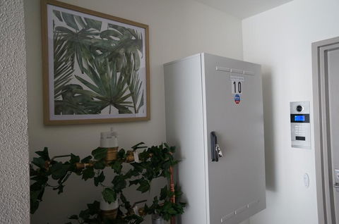U201 Brunswick Living Brand New Deluxe Balcony Upper Floor Apartment Close To Airport And CBD - Dentist Find 2