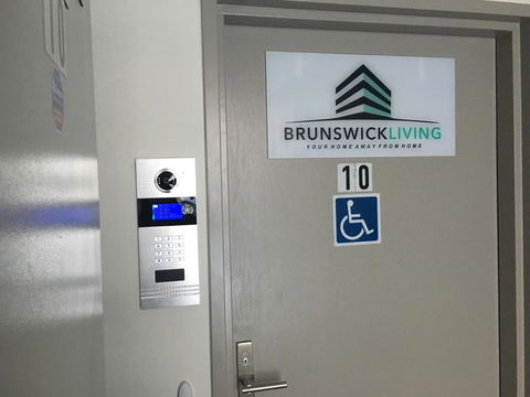 U201 Brunswick Living Brand New Deluxe Balcony Upper Floor Apartment Close To Airport And CBD - Dentist Find 3