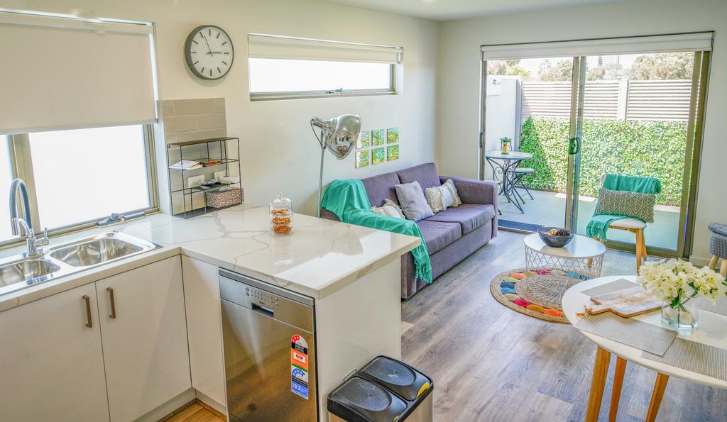 U201 Brunswick Living Brand New Deluxe Balcony Upper Floor Apartment close to Airport and CBD