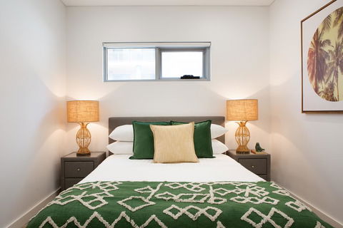 Ultra Modern Studio Suite With Balcony Near Shops - Dentists Australia 3