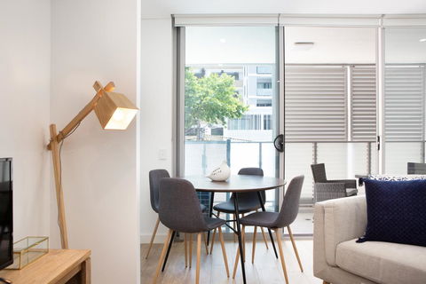 Ultra Modern Studio Suite With Balcony Near Shops - Dentists Australia 2